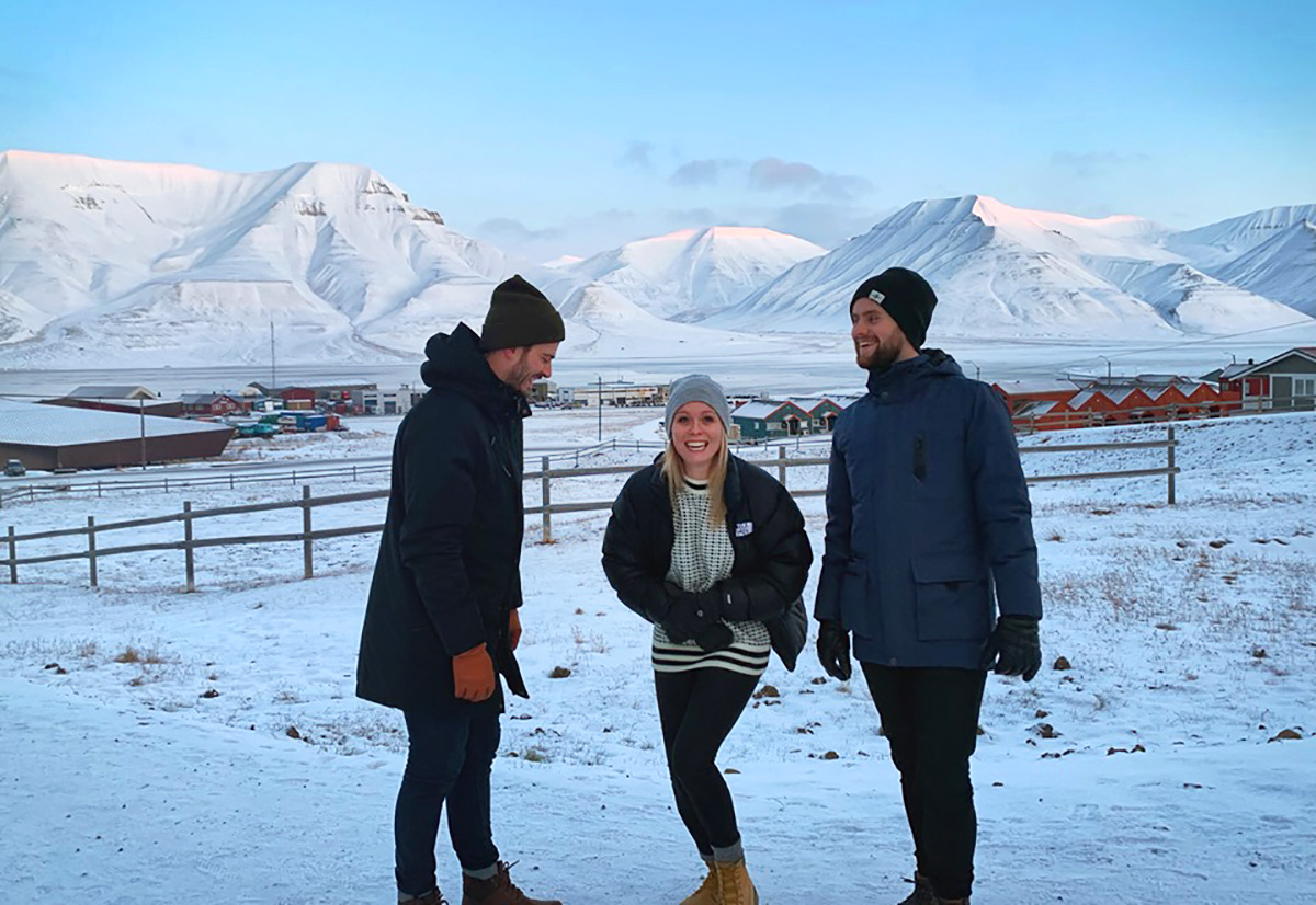 - Det er ein opplevelse berre å være her, seier Tora til Bluesnews. Her med to bandmedlemmer på spasertur utenfor Longyearbyen.