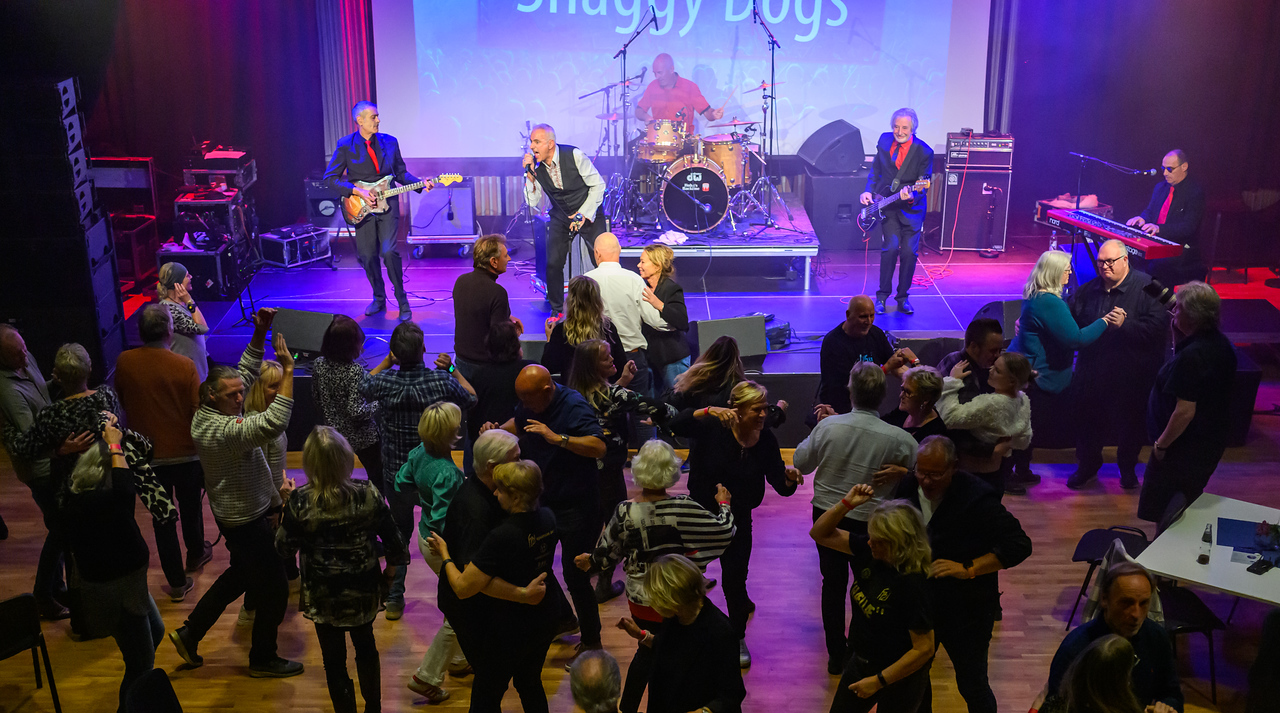 Dans på Folkets Hus med Shaggy Dogs på scena.