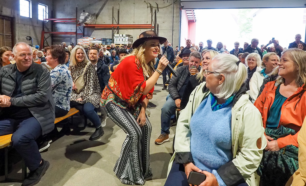 Elles Bailey ute blant publikum.