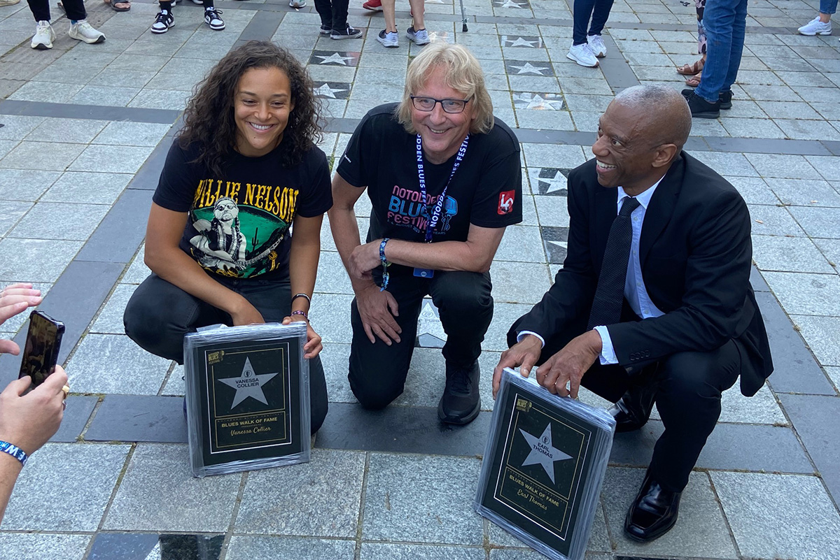 Vanessa Collier og Earl Thomas fikk begge sin egen stjerne i festivalens Walk of Fame. Her med festivalens Jostein Forsberg.